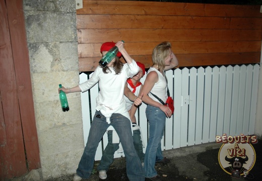 2006_Pentecotavic_beouets_092 - Prix spécial Body Guard 2006 (5378 visits, rating score 4.44, 3 comments) Prix spécial "Body Guard" 2006 : "Laissez ma copine pisser tranquille, hein ?C'est pas parce que j'... 2006_Pentecotavic_beouets_092 - Prix spécial Body Guard 2006