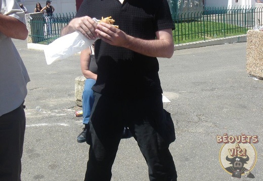 2006 Pentecotavic private 0039 (739 visits) C'est ce qu'on appelle une star : même en bouffant un sandwich devant les arènes, JeanSeub garde s... 2006 Pentecotavic private 0039