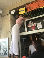 Zaza déjà debout sur le bar !