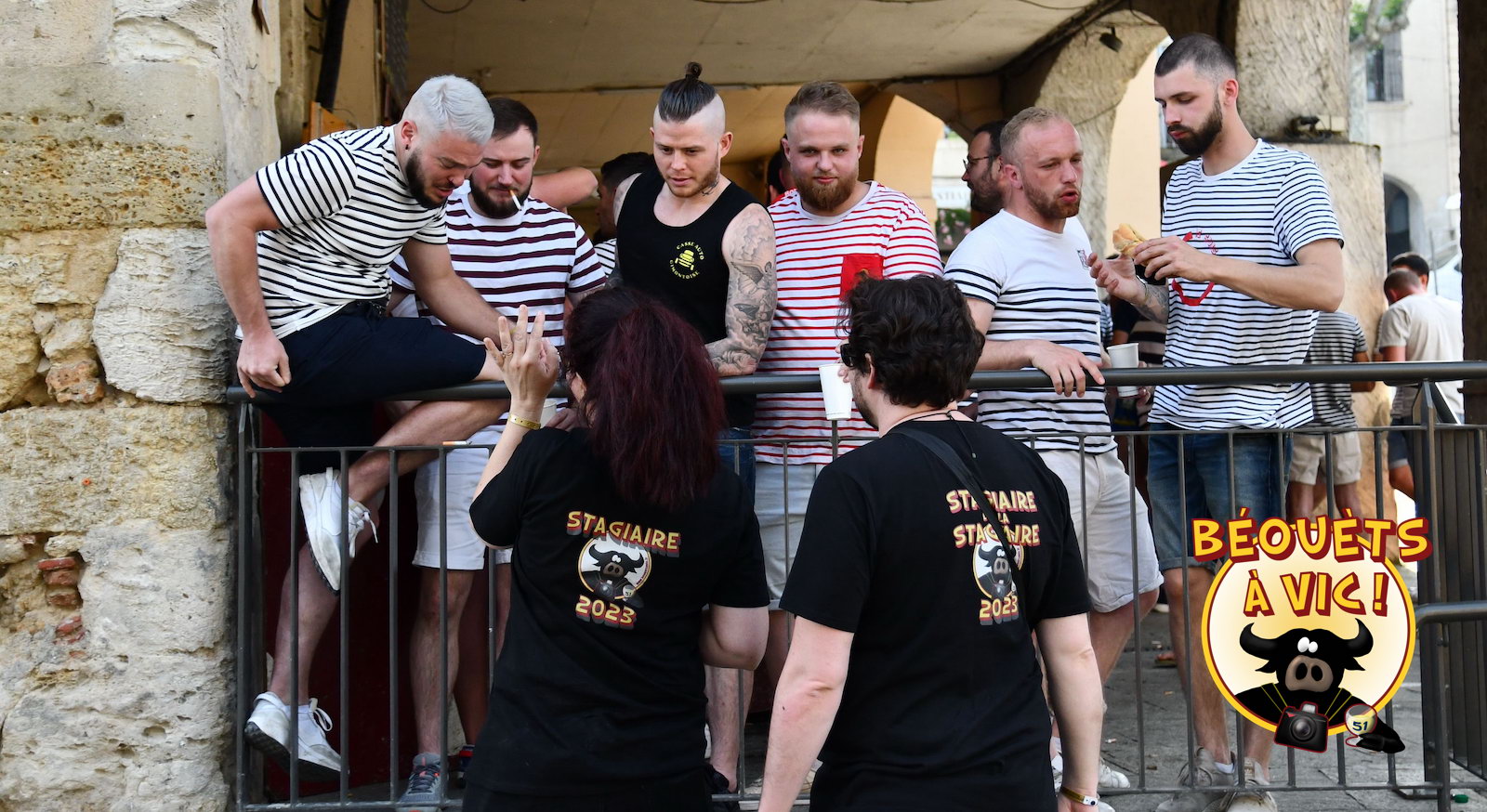 La stagiaire et le stagiaire de la stagiaire en pleine discussion avec des béouèts au Bistrot d'en face